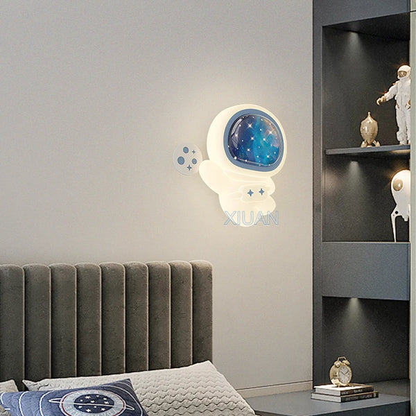 Cartoon astronaut wall lamp