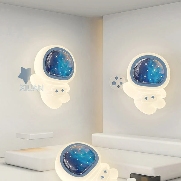 Cartoon astronaut wall lamp