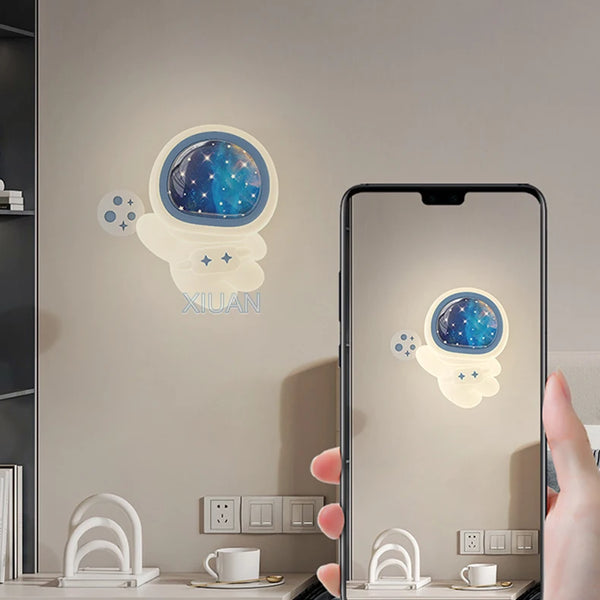 Cartoon astronaut wall lamp